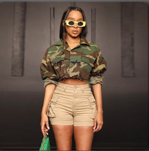 Load image into Gallery viewer, Camo Print Big Pocket Short Coat
