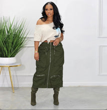 Load image into Gallery viewer, Plus Size Solid Color Zipper Pocket Skirt
